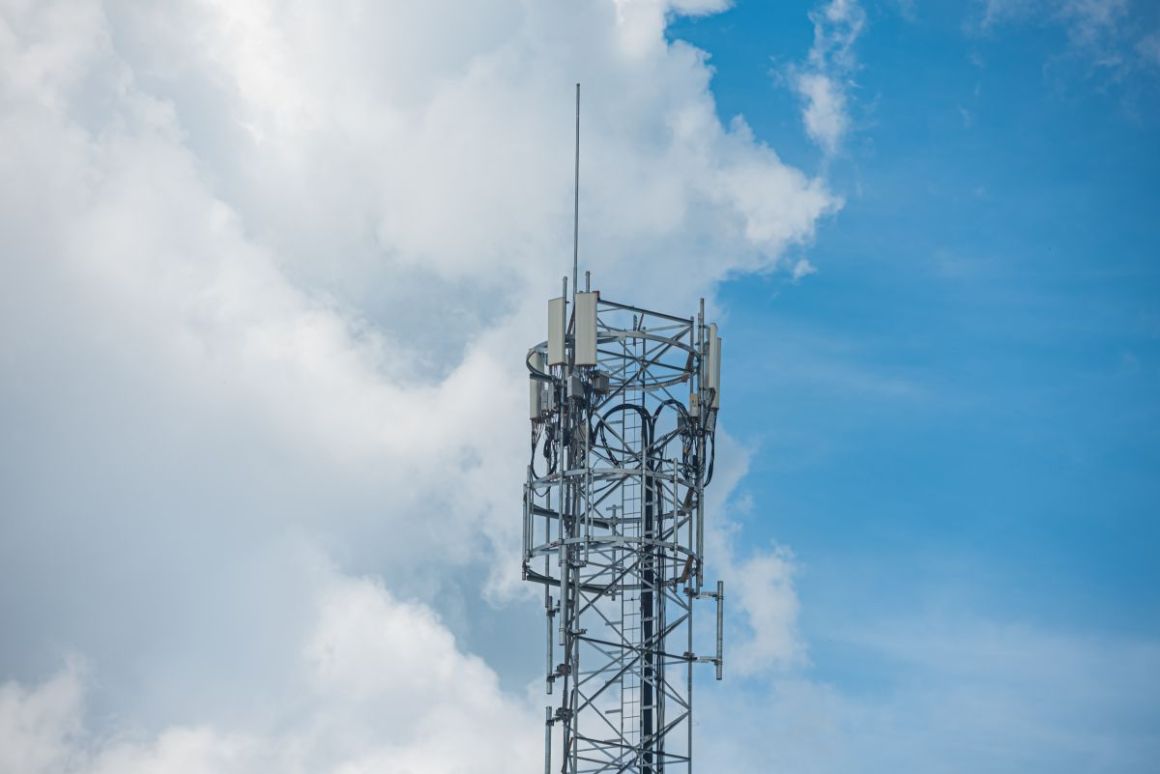 photo de amazing-beautiful-sky-with-clouds-with-antenna